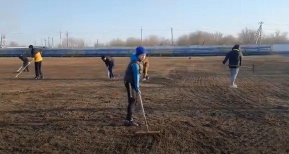 Футбольное поле на городском стадионе в Морозовске привели в порядок Футбольное поле на городском стадионе в Морозовске привели в порядок