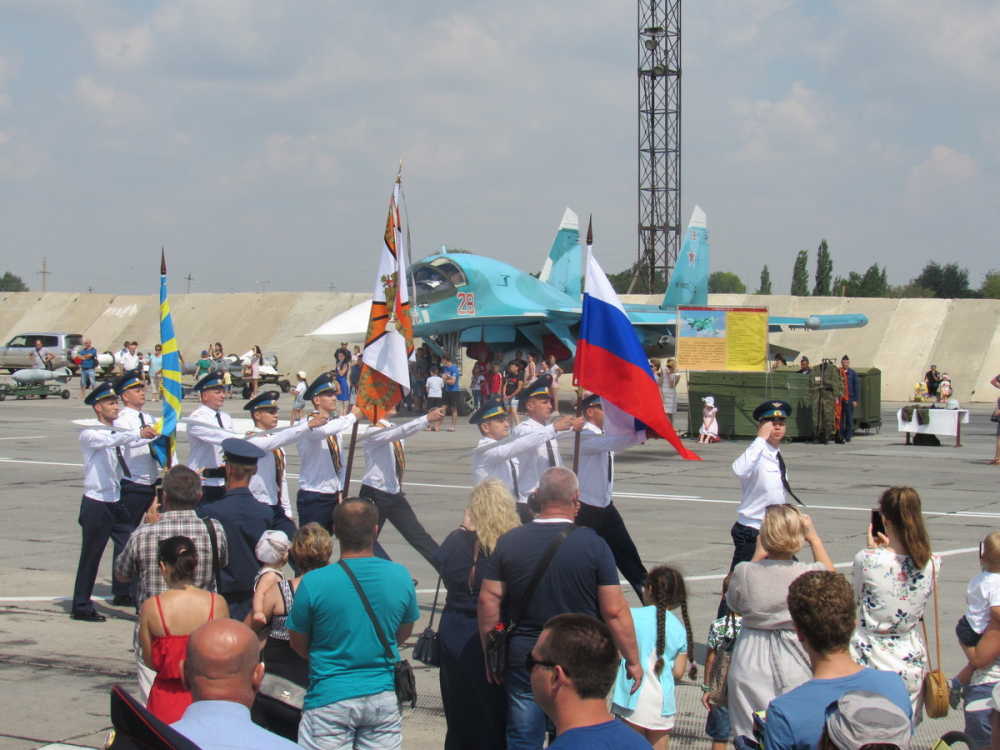 Новейшую военную технику и авиашоу с парашютистами показали морозовчанам на аэродроме Новейшую военную технику и авиашоу с парашютистами показали морозовчанам на аэродроме