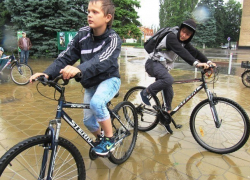 Смелая молодежь совершила велопробег под проливным дождем в Морозовске Смелая молодежь совершила велопробег под проливным дождем в Морозовске