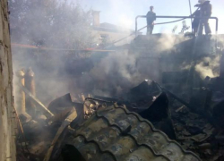 Хозяйственная постройка утром сгорела на улице Ворошилова в Морозовске Хозяйственная постройка утром сгорела на улице Ворошилова в Морозовске