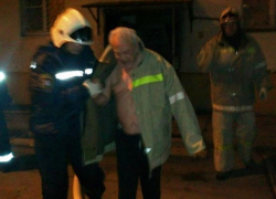 Появилось видео спасения людей из задымленного пожаром многоквартирного дома в Морозовске Появилось видео спасения людей из задымленного пожаром многоквартирного дома в Морозовске