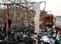 Пожар на площади: рано утром 12 марта в Морозовске загорелась белорусская ярмарка Пожар на площади: рано утром 12 марта в Морозовске загорелась белорусская ярмарка