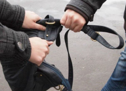 Сумку с продуктами, телефоном и деньгами 24-летний грабитель вырвал из рук женщины в Морозовске Сумку с продуктами, телефоном и деньгами 24-летний грабитель вырвал из рук женщины в Морозовске