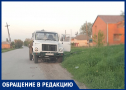 Кто-то деньги получает, а кому-то нюхать: Нечистоты сливают прямо в канализационный люк Кто-то деньги получает, а кому-то нюхать: Нечистоты сливают прямо в канализационный люк