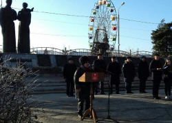 Память погибших в битве за освобождение Морозовска почтили минутой молчания и троекратным оружейным залпом Память погибших в битве за освобождение Морозовска почтили минутой молчания и троекратным оружейным залпом