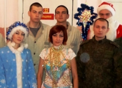 Праздник пришел даже в санчасть: всех солдат поздравили с Новым годом Дед Мороз, Снегурочка и артисты Дома офицеров Морозовска Праздник пришел даже в санчасть: всех солдат поздравили с Новым годом Дед Мороз, Снегурочка и артисты Дома офицеров Морозовска