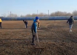 Футбольное поле на городском стадионе в Морозовске привели в порядок Футбольное поле на городском стадионе в Морозовске привели в порядок