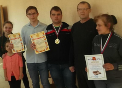 Победителями личного первенства по шахматам в Морозовске стали Екатерина Волошина и Денис Кулешов Победителями личного первенства по шахматам в Морозовске стали Екатерина Волошина и Денис Кулешов