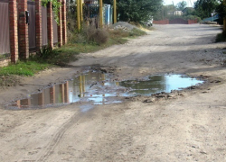 Жители улицы Беляевского в Морозовске четыре года прождали обещанный ремонт водостока Жители улицы Беляевского в Морозовске четыре года прождали обещанный ремонт водостока