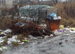 Письмо в редакцию: Во время праздников мусор с и без того проблемной улицы Комарова в Морозовске вообще не вывозился Письмо в редакцию: Во время праздников мусор с и без того проблемной улицы Комарова в Морозовске вообще не вывозился