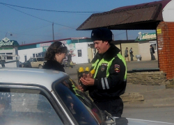 8 марта в Морозовске инспекторы ДПС вручали женщинам букеты 8 марта в Морозовске инспекторы ДПС вручали женщинам букеты