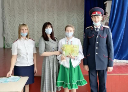Победительницей конкурса «Краса казачка» в Морозовске стала ученица 7Б класса школы №6 Диана Левшина Победительницей конкурса «Краса казачка» в Морозовске стала ученица 7Б класса школы №6 Диана Левшина