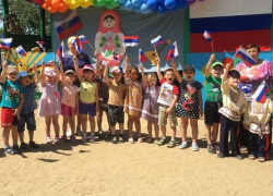 Зажигательными танцами, хороводами и патриотичными песнями отпраздновали День России в детском саду "Колобок" Зажигательными танцами, хороводами и патриотичными песнями отпраздновали День России в детском саду "Колобок"