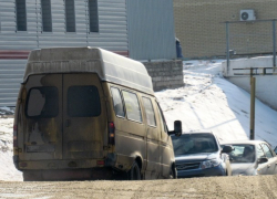Газель с иногородними бегунами создала затор возле туннеля в центре Морозовска и попала на видео Газель с иногородними бегунами создала затор возле туннеля в центре Морозовска и попала на видео