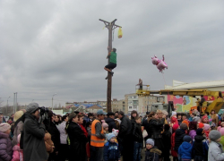 Морозовчане на Масленицу шустро взбирались по столбу Морозовчане на Масленицу шустро взбирались по столбу