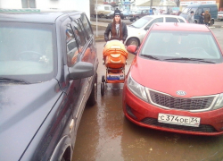 В выходные переход в центре Морозовска снова был уставлен автомобилями - рубрика "Паркуюсь как хочу" В выходные переход в центре Морозовска снова был уставлен автомобилями - рубрика "Паркуюсь как хочу"