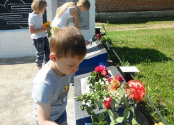 Письмо в редакцию: В хуторе Донской дети возложили цветы к мемориалу невернувшимся с войны Письмо в редакцию: В хуторе Донской дети возложили цветы к мемориалу невернувшимся с войны