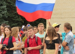 Патриотической акцией отметили День Российского флага в Морозовске Патриотической акцией отметили День Российского флага в Морозовске