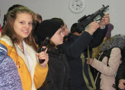 Школьники Морозовска "откатали пальчики" и подержали в руках настоящее оружие на экскурсии в отделе полиции Школьники Морозовска "откатали пальчики" и подержали в руках настоящее оружие на экскурсии в отделе полиции