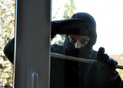 Морозовчанин влез через окно и похитил имущество на сумму более 130 тысяч рублей Морозовчанин влез через окно и похитил имущество на сумму более 130 тысяч рублей