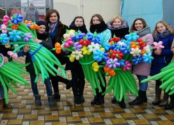 Праздничная акция "Дарите женщинам цветы!" прошла в Морозовске 8 марта Праздничная акция "Дарите женщинам цветы!" прошла в Морозовске 8 марта