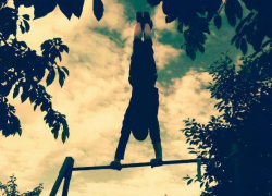 Workout ворвался в жизнь морозовской молодежи – сложные элементы парни исполняют на уличных турниках Workout ворвался в жизнь морозовской молодежи – сложные элементы парни исполняют на уличных турниках