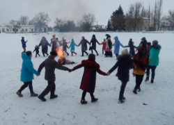Царевна Несмеяна, баба Яга, Лешиха, скоморохи от души веселили публику на празднике Масленицы в хуторе Парамонов Царевна Несмеяна, баба Яга, Лешиха, скоморохи от души веселили публику на празднике Масленицы в хуторе Парамонов