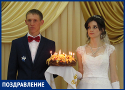 Молодоженов Мишу и Олю Каревых поздравили друзья Молодоженов Мишу и Олю Каревых поздравили друзья