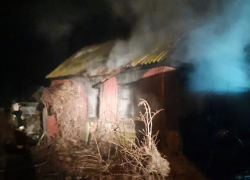 В пожаре на улице Ушакова в Морозовске погиб человек В пожаре на улице Ушакова в Морозовске погиб человек