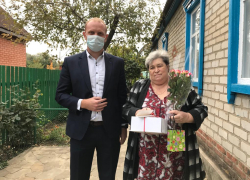 Почетных граждан Морозовска в День уважения старшего поколения поздравили цветами и подарками Почетных граждан Морозовска в День уважения старшего поколения поздравили цветами и подарками