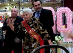 90-летняя морозовчанка станцевала в свой День рождения под казачьи песни 90-летняя морозовчанка станцевала в свой День рождения под казачьи песни