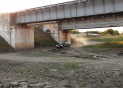 Уже второй туннель для стока вод в Морозовске стали спонтанно использовать для проезда автомобилей Уже второй туннель для стока вод в Морозовске стали спонтанно использовать для проезда автомобилей