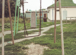 На Демьяна Бедного находится самая суровая детская площадка,- морозовчанка На Демьяна Бедного находится самая суровая детская площадка,- морозовчанка
