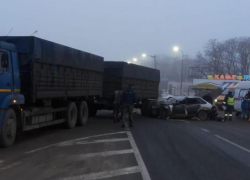 Двое пострадавших: КАМАЗ столкнулся с легковушкой на трассе под Морозовском Двое пострадавших: КАМАЗ столкнулся с легковушкой на трассе под Морозовском
