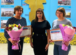 Морозовчанки Галина Литкова и Анна Рыбникова получили почетные грамоты всероссийского общественного движения "Матери России" Морозовчанки Галина Литкова и Анна Рыбникова получили почетные грамоты всероссийского общественного движения "Матери России"