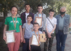 Золотые и серебрянные медали привезли морозовчане с белокаливинского детского шахматного турнира Золотые и серебрянные медали привезли морозовчане с белокаливинского детского шахматного турнира
