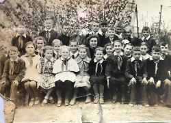 Детям с фотографии 4-го "В" школы имени "Мирошниченко" уже почти 70 лет Детям с фотографии 4-го "В" школы имени "Мирошниченко" уже почти 70 лет