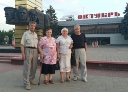 В Ростовской области старики требуют от лидера ЕР Виктора Дерябкина принять закон «О детях войны» В Ростовской области старики требуют от лидера ЕР Виктора Дерябкина принять закон «О детях войны»