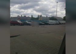 Голый мужчина устроил шоу в самом центре Морозовска Голый мужчина устроил шоу в самом центре Морозовска