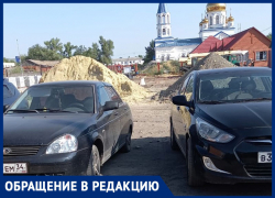 Видно же, что здесь люди живут! - возле дворов рядом с храмом водители регулярно устраивают стоянку Видно же, что здесь люди живут! - возле дворов рядом с храмом водители регулярно устраивают стоянку