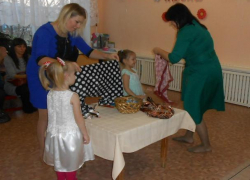«Непоседы» выступили для мам с песнями, частушками, стихами и танцами «Непоседы» выступили для мам с песнями, частушками, стихами и танцами