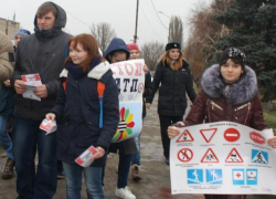 Вспомнить о жертвах ДТП предложили участники акции в Морозовске Вспомнить о жертвах ДТП предложили участники акции в Морозовске