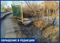 Это что, бесплатные водяные горки? - морозовчанин возмутился, что рядом с тротуаром обрыв в реку ничем не огорожен Это что, бесплатные водяные горки? - морозовчанин возмутился, что рядом с тротуаром обрыв в реку ничем не огорожен