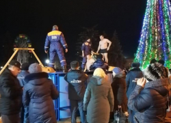 Более 200 морозовчан окунулись в новую Крещенскую купель в центре города Более 200 морозовчан окунулись в новую Крещенскую купель в центре города