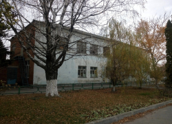 Здание бывшей налоговой Морозовска осталось в муниципальной собственности из-за отсутствия покупателей Здание бывшей налоговой Морозовска осталось в муниципальной собственности из-за отсутствия покупателей
