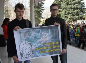 Письмо в редакцию: Под дружное «Поехали» в небо Морозовска взмыли синие шары Письмо в редакцию: Под дружное «Поехали» в небо Морозовска взмыли синие шары