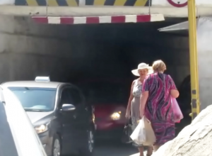 Живем в атомный век, а ходим по канализациям – опасный тоннель в центре Морозовска возмущает пешеходов Живем в атомный век, а ходим по канализациям – опасный тоннель в центре Морозовска возмущает пешеходов