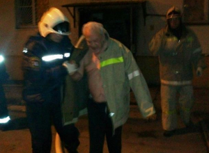 Появилось видео спасения людей из задымленного пожаром многоквартирного дома в Морозовске Появилось видео спасения людей из задымленного пожаром многоквартирного дома в Морозовске