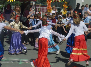 Весело и шумно прошла традиционная осенняя ярмарка в лучшей казачьей школе России Весело и шумно прошла традиционная осенняя ярмарка в лучшей казачьей школе России