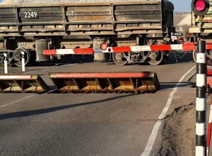 Переезд возле городской стоматологии Морозовска закроют на два дня Переезд возле городской стоматологии Морозовска закроют на два дня